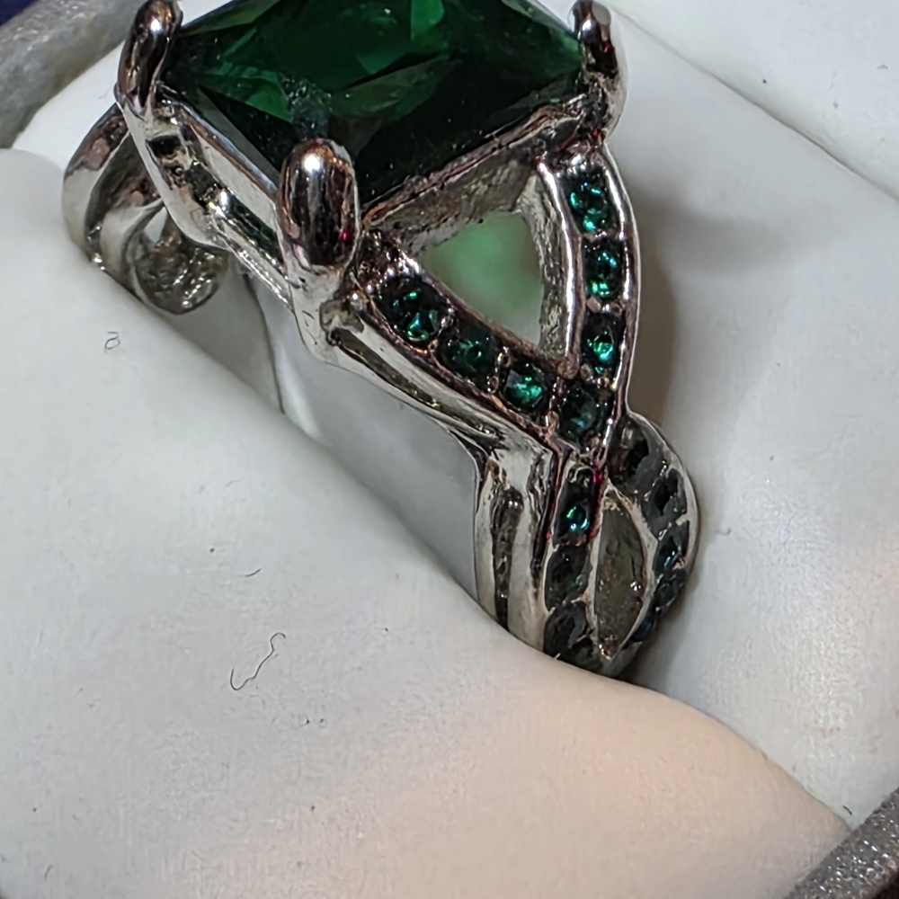 Vintage Silver Tone Emerald Cut Green Gemstone Ring Size 8 556 - Picture 4 of 8